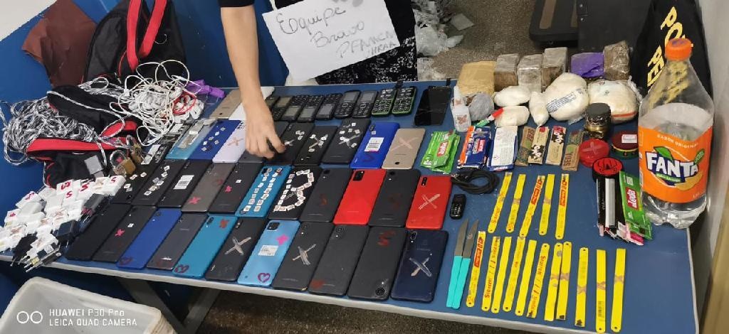 Polícias penais apreendem 40 celulares e chips na Penitenciária Feminina