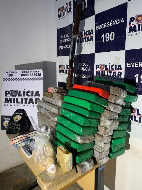 Força Tática localiza 52 tabletes de drogas