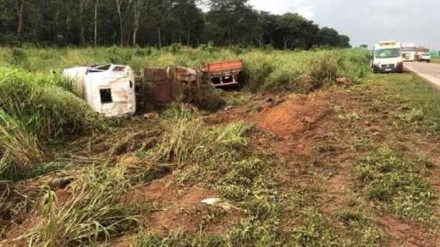 Caminhoneiro perde o controle da direção e tomba veículo na BR-163