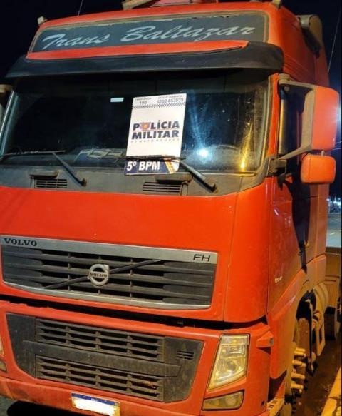 PM localiza motorista que foi mantido refém e recupera caminhão roubado