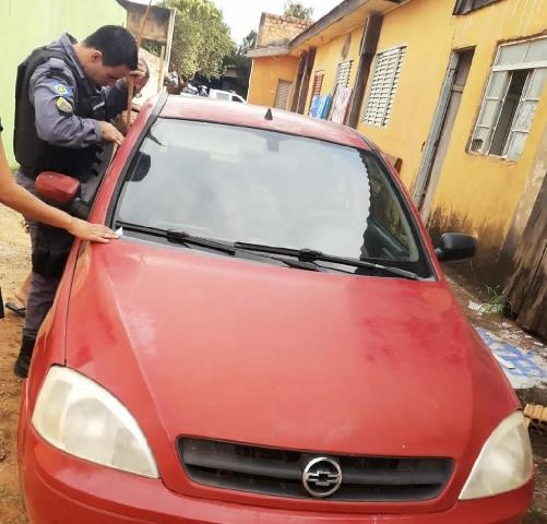 Policiais militares resgatam bebê trancado no carro