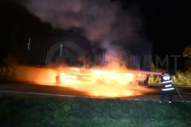 Caminhão pega fogo e motorista se fere após pneu estourar na BR-163