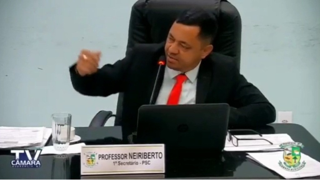 Vereador que sacou arma durante sessão é preso