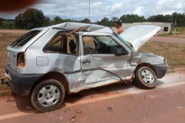 Carreta atinge carro e mata idoso na BR-163