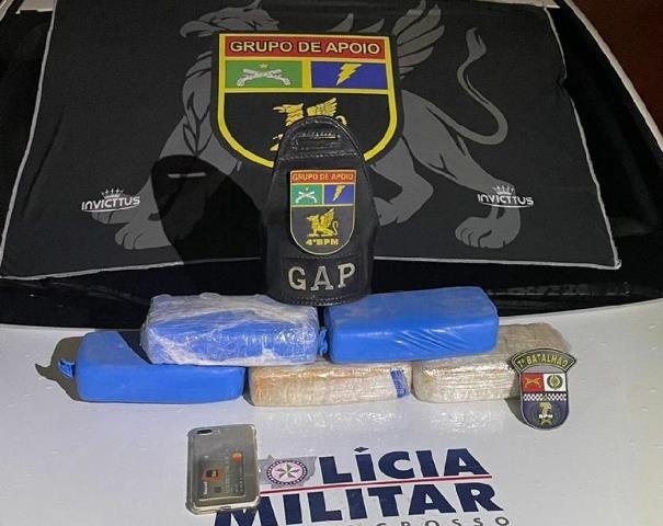 PM prende três pessoas com drogas em rodoviária
