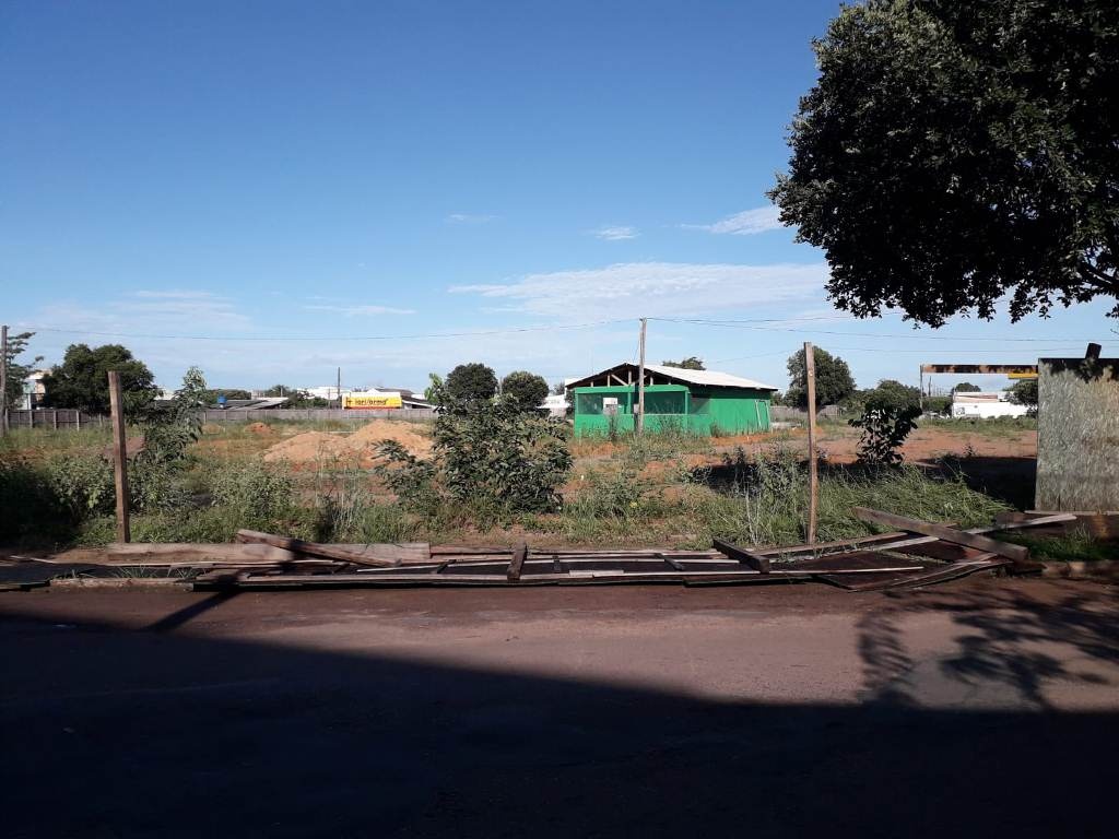 Depois de 4 anos, obras das feiras livres só tem a placa e o tapume