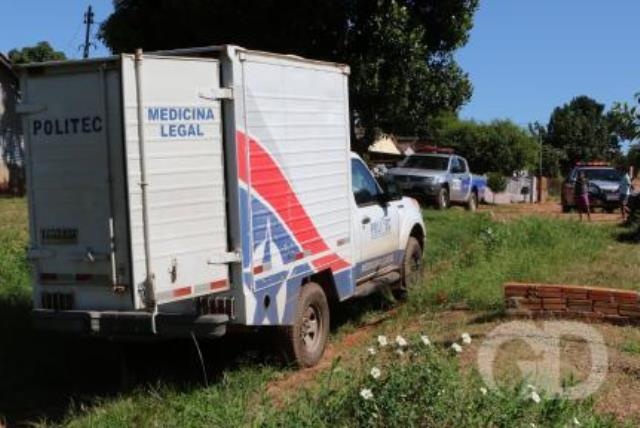 Jovem de 22 anos é assassinado quando chegava em casa; amigo acaba baleado