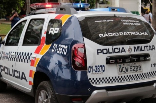 Homem é flagrado nu arrastando ex para casa abandonada