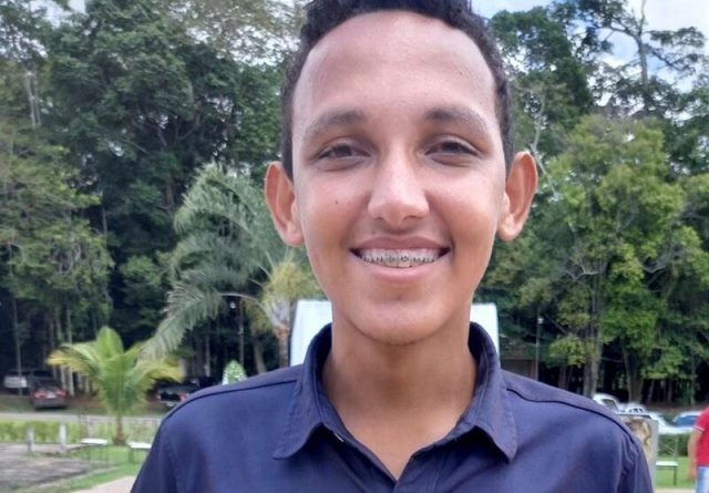 Jovem morre eletrocutado ao instalar câmera em poste