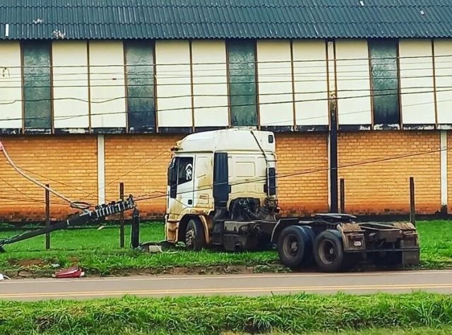 Carreta colide em poste de energia em Sinop