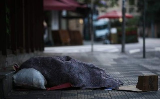 Morador de rua morre enrolado em cobertor em Cuiabá