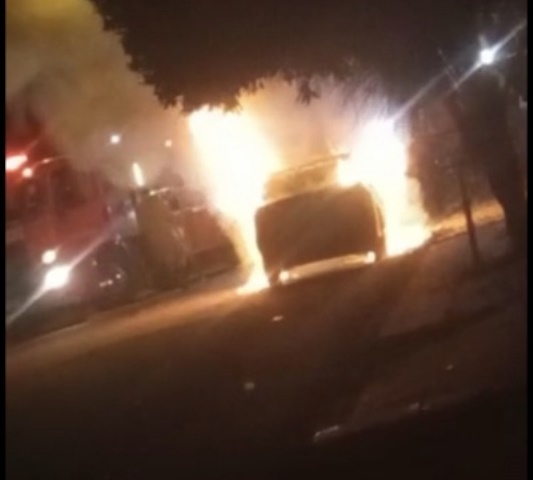 Homem ateia fogo no carro após atingir poste em Sinop