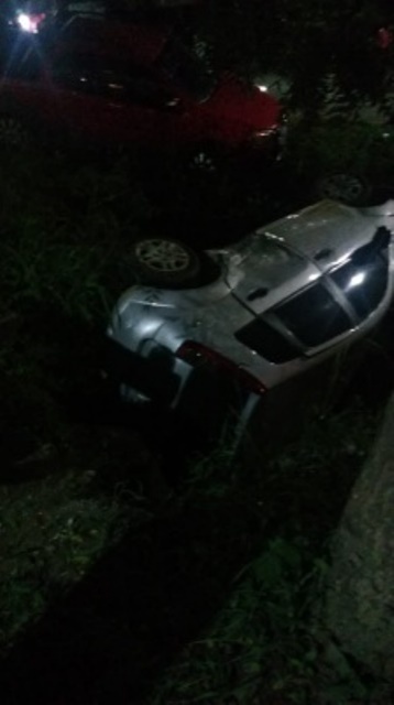 Sinop: Mulher 'corta' frente de pick-up e carro cai em vala de escoamento de água