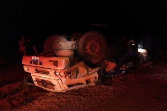 Caminhoneiro morre após capotar veículo em rodovia estadual