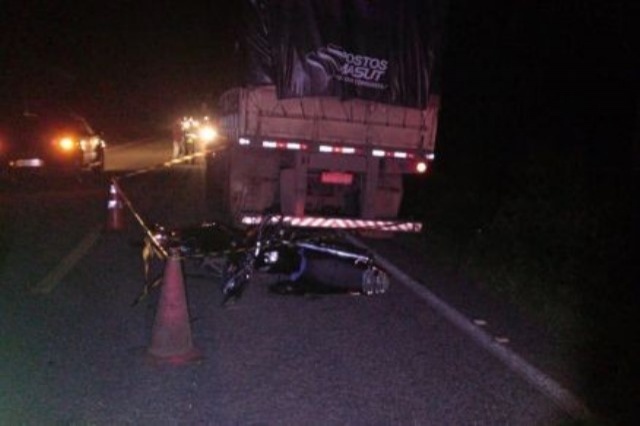 Motociclista morre ao colidir em traseira de caminhão