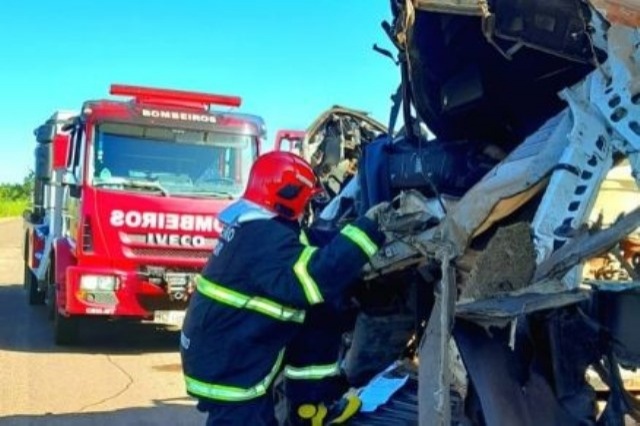 Carretas batem de frente e motorista morre preso às ferragens
