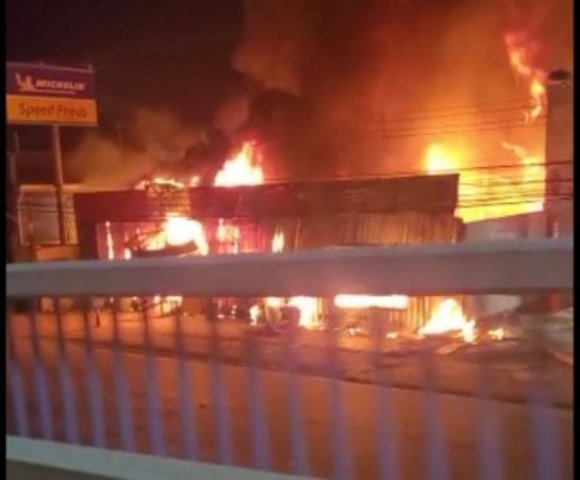 Incêndio destrói loja de festas em Cuiabá