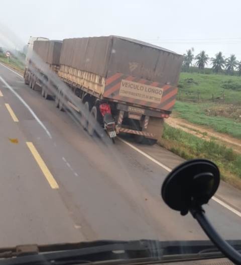 Moto fica 'enroscada' em carreta após colisão na BR-163