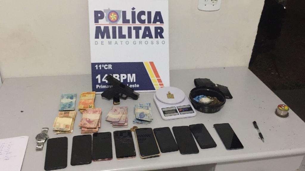 Dois homens são presos por roubo à pessoa e celulares são recuperados