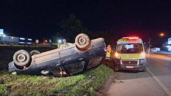 Sinop: Carro capota após motorista desviar de motociclista