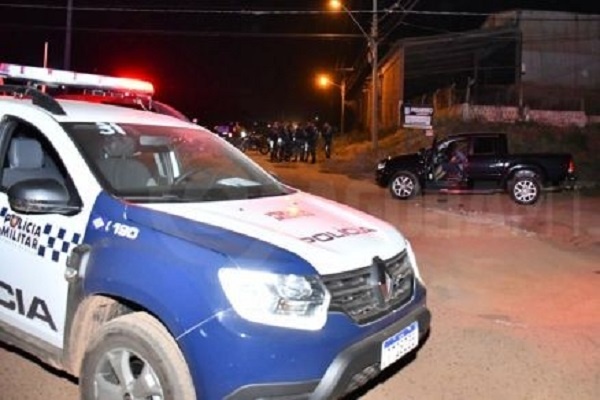 Homem é executado com 15 tiros dentro de caminhonete