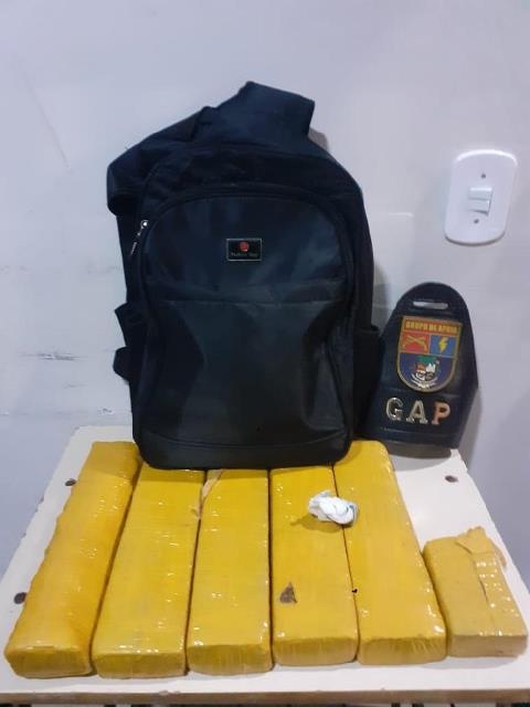Adolescente é apreendida em barreira policial com maconha