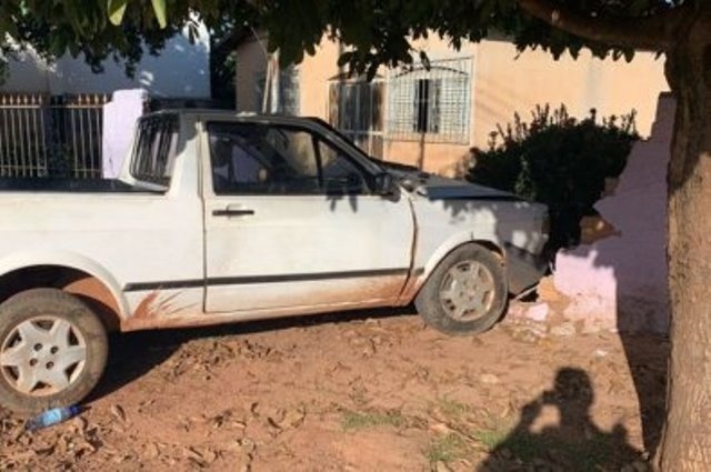 Rapaz morre após bater veículo em muro de residência