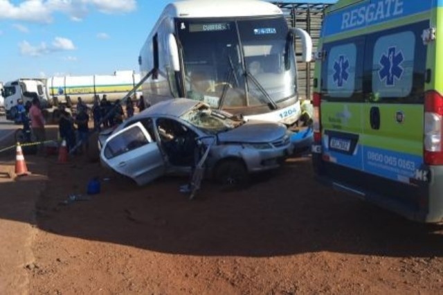 Colisão entre carro e ônibus de viagem deixa um morto