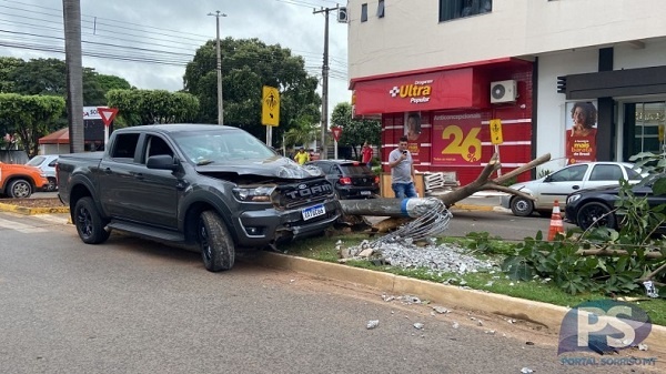 Sorriso: adolescente bate caminhonete em poste e deixa jovem ferida