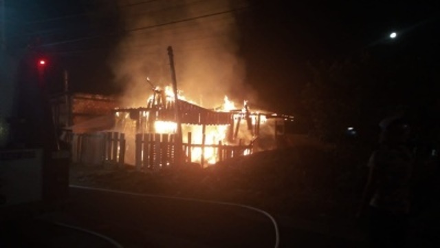 Sinop: Casa é destruída após ser atingida por incêndio