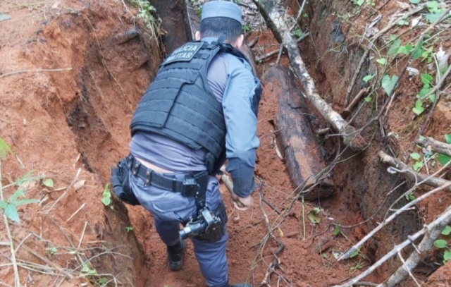 PM encontra corpo de jovem enterrado; esposa e vizinho da vítima foram presos