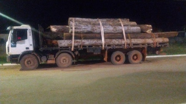 Polícia Militar prende homem por transporte ilegal de madeira em Feliz Natal