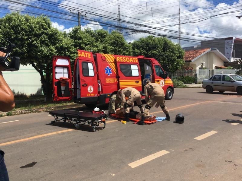 Mulher fica ferida em colisão entre moto e carro em Sinop