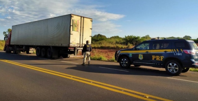 Motorista é achado morto dentro de caminhão com motor ligado