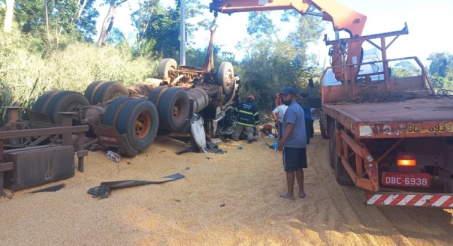 Motorista morre prensado em cabine após carreta tombar