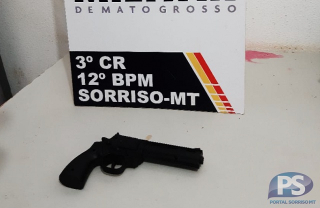 Sorriso: adolescentes tentam entrar em escola com arma falsa e são apreendidos