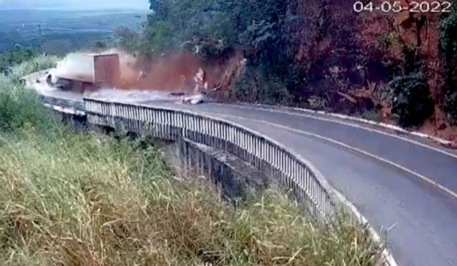 Caminhão perde controle e despenca no Portão do Inferno; veja o vídeo