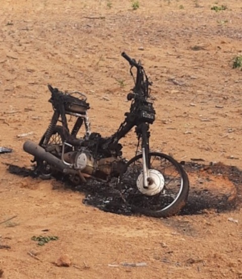 Sinop: PM localiza moto carbonizada em terreno baldio