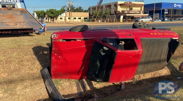 Sorriso: carro tomba em vala às margens da BR-163 e motorista é socorrido
