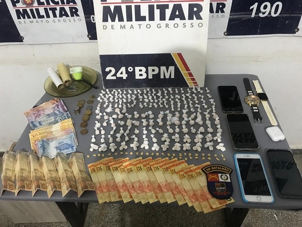 PM apreende adolescente e prende homem com 242 porções de drogas
