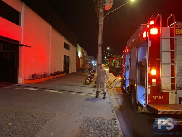 Sorriso: carro pega fogo em oficina mecânica e fica completamente destruído