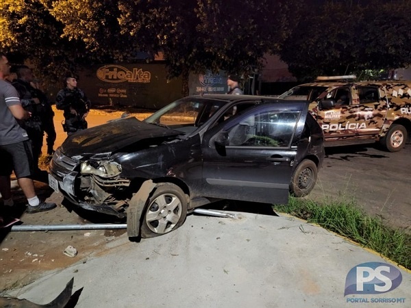 Viatura da Força Tática se envolve em acidente de trânsito em cruzamento
