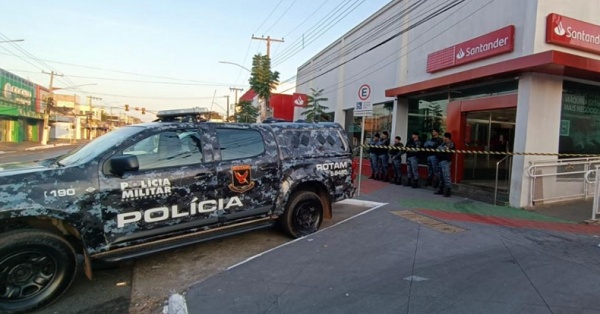 Três assaltantes são mortos pela PM durante furto em banco