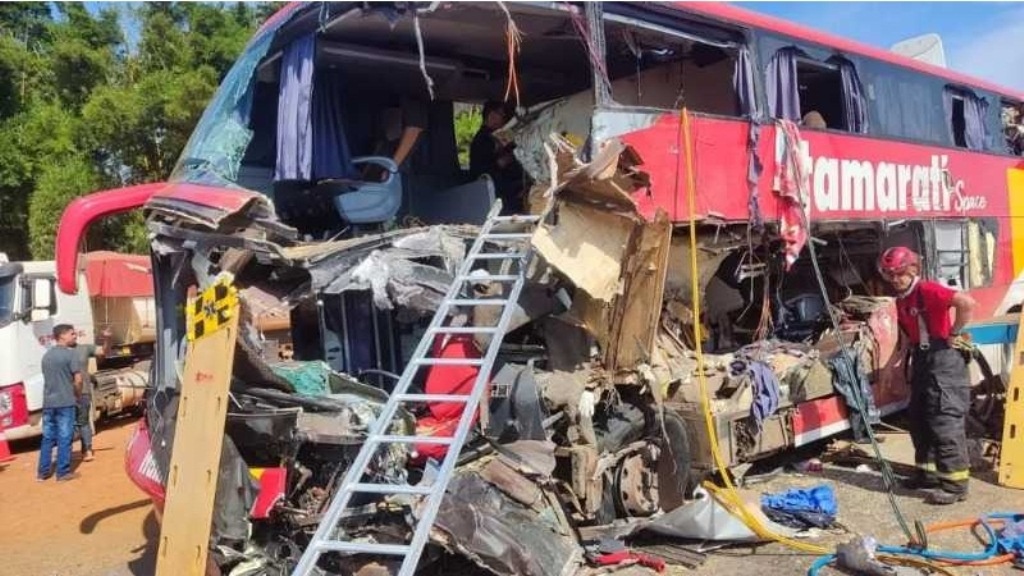 Colisão entre carreta e ônibus deixa ao menos 11 mortos na BR-163