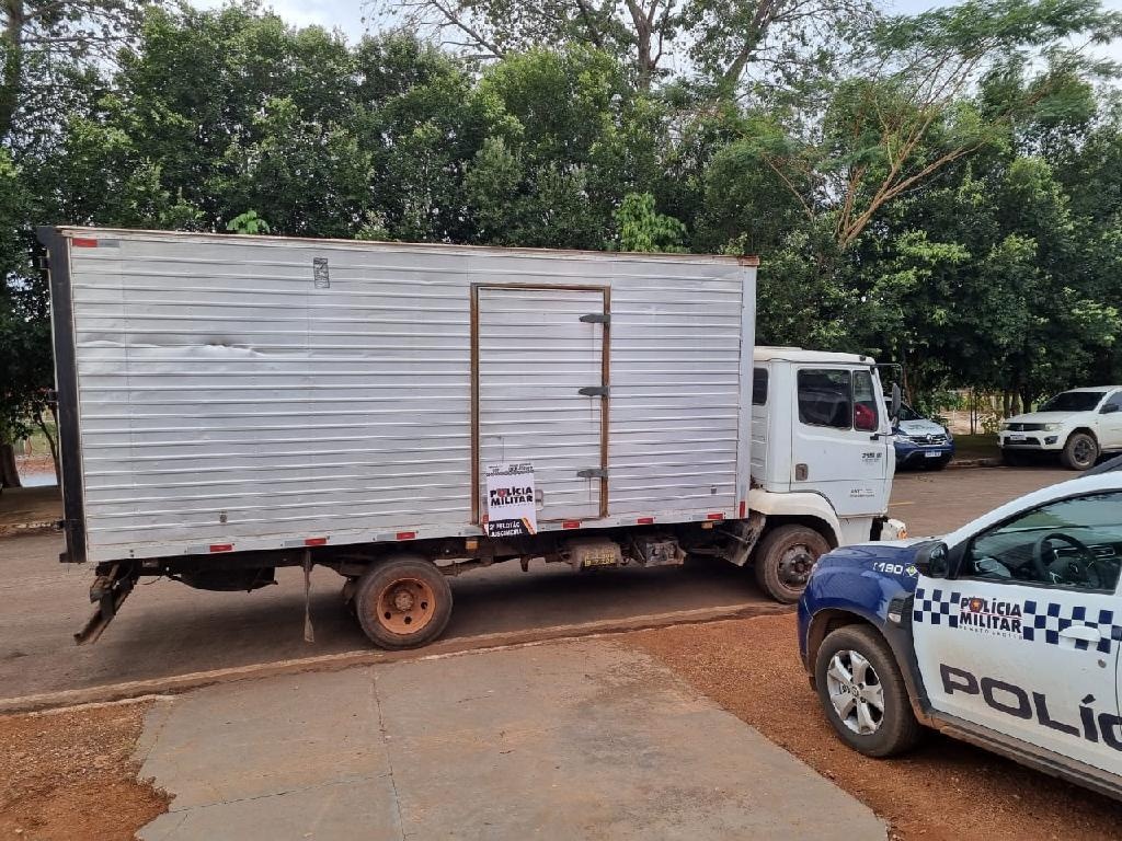 Polícia Militar prende três homens por tentativa de furto contra concessionária de telefonia e apreende caminhão
