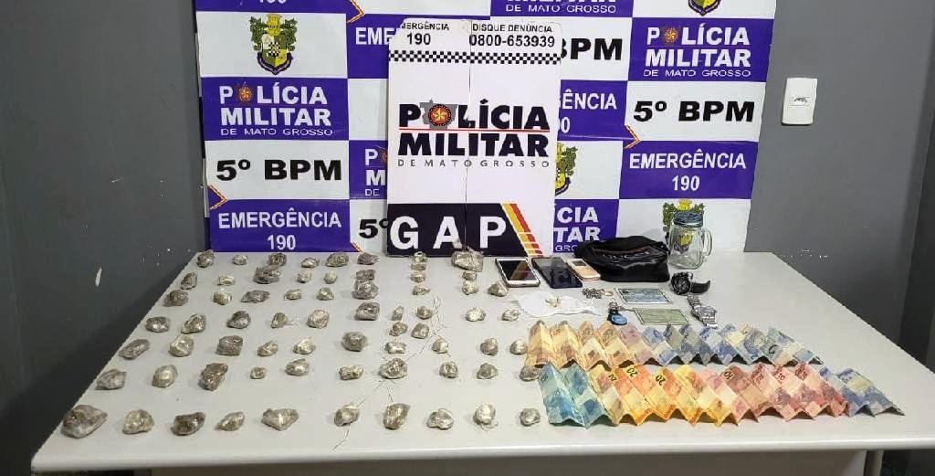 PM prende dois e apreende menor por tráfico de drogas
