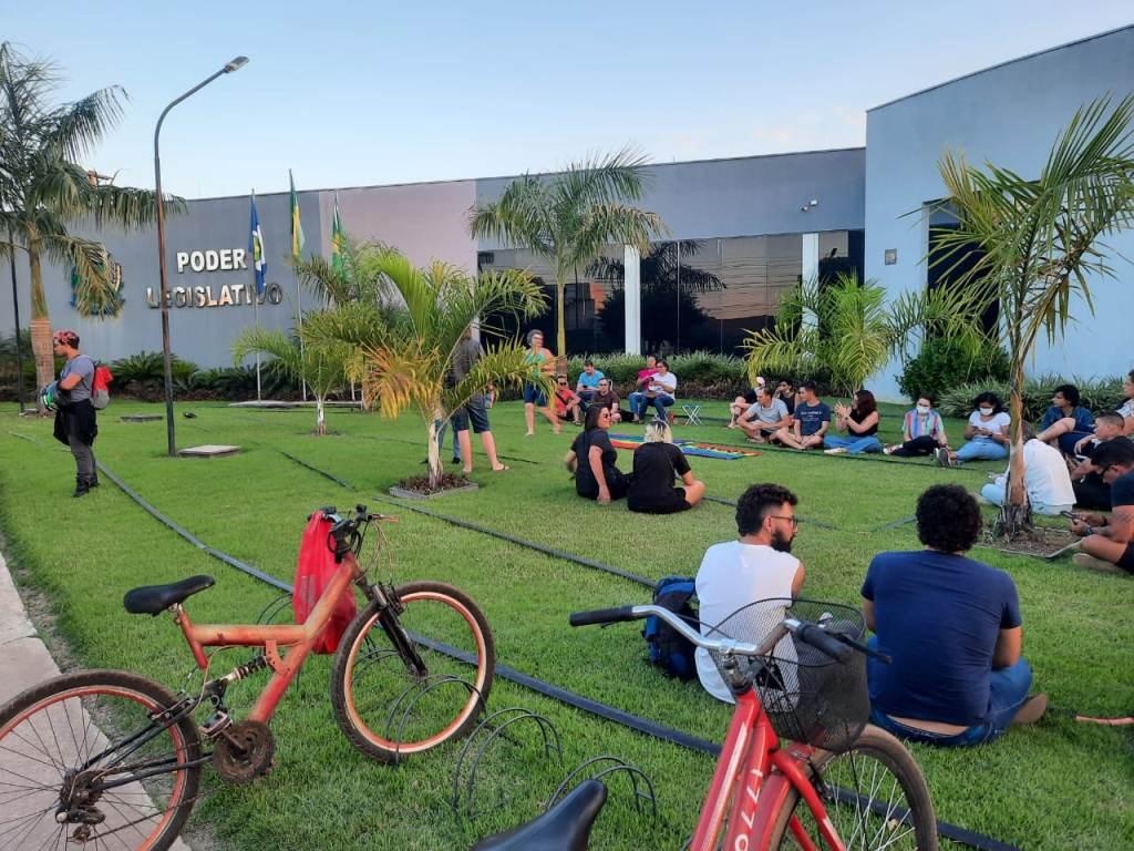 Audiência LGBTQIA+ é cancelada e vereadora convoca reunião no gramado da Câmara