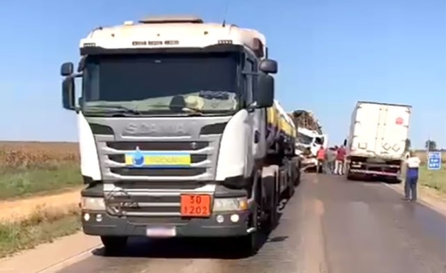 Carretas e caminhão se envolvem em colisão na BR-163