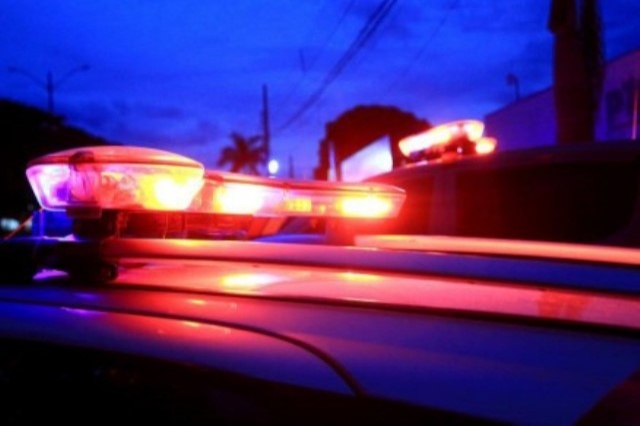 Após ser esfaqueado por mulher, homem revida e a atropela