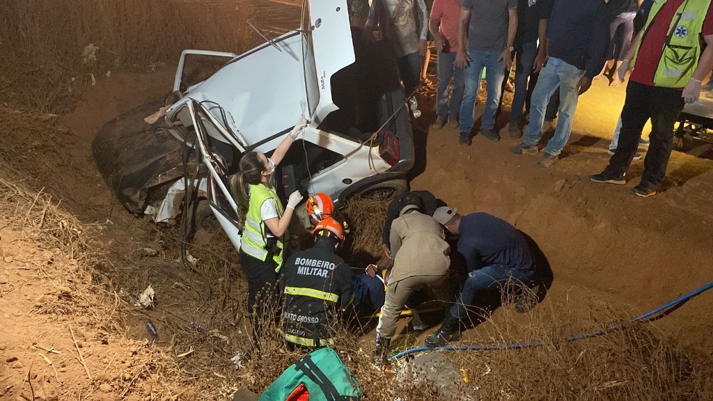 Carro capota e homem fica preso nas ferragens